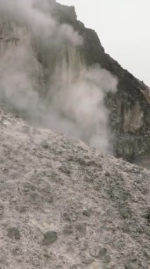 Buharlı sülfür fümerollü Sibayak volkan kraterinin havadan görünüşü. Berastagi, Sumatra. Endonezya.