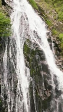 Şelalenin hava aracı yavaş çekimde dağlarda. Efrata düşüyor. Sumatra, Endonezya.