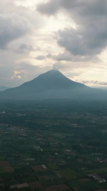 Luchtfoto Van Landbouwgrond Actieve Sinabung Vulkaan Landbouwlandschap Sumatra Berastagi Indonesië — Stockvideo