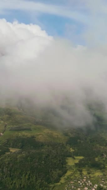 Bovenaanzicht Van Sinabung Vulkaan Met Hellingen Bedekt Met Wolken Uitbarsting — Stockvideo