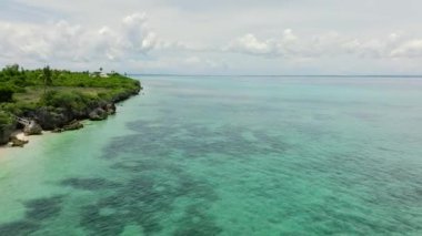 Kumsalın havadan görünüşü ve turkuaz su. Bantay Adası, Filipinler.