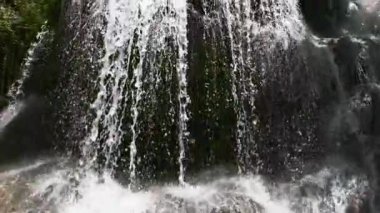 Yeşil ormanda güzel bir şelale. Tropik Lusno Şelaleleri yavaş çekimde. Cebu, Filipinler.