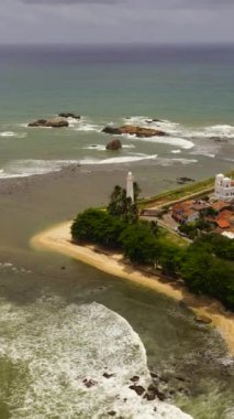 Sri Lanka 'daki Galle şehrinde deniz feneri bulunan Eski Koloni Kalesi' nin havadan görünüşü. Dikey video.