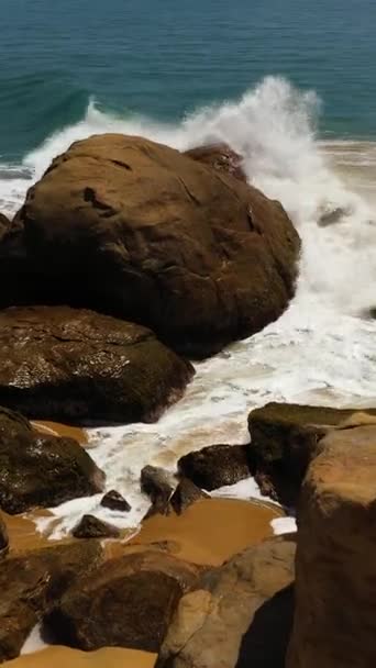 Een Drone Van Oceaangolven Die Neerstorten Schuimen Rotsen Sri Lanka — Stockvideo