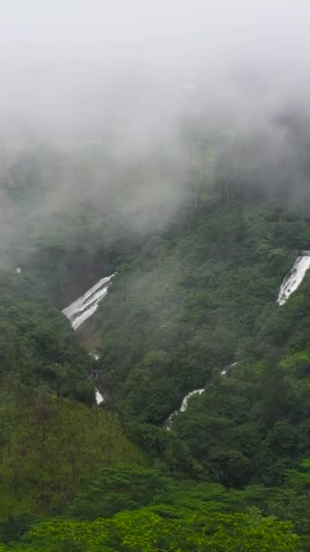 Водопад Горах Среди Чайных Плантаций Просматривается Сквозь Облака Diyagalla Ella — стоковое видео
