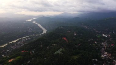 Kandy şehri, sabah vakti ormanlı dağların arasında..