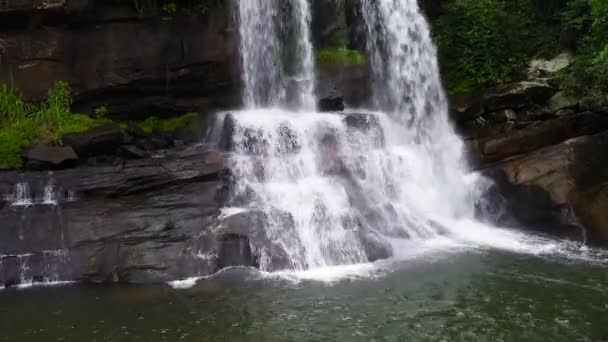 Luchtdrone Van Waterval Tropische Bergjungle Thaliya Wetuna Falls Sri Lanka — Stockvideo