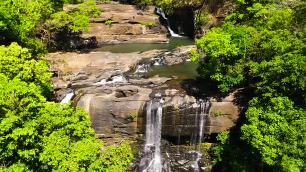 Luftaufnahme Eines Tropischen Wasserfalls Einer Bergschlucht Umgeben Von Dschungel Sera — Stockvideo