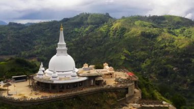 Bir dağın tepesindeki bir dağ vilayetindeki Budist tapınağının en üst görüntüsü. Mahamevnawa Budist Manastırı. Bandarawela, Sri Lanka.