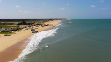 Mavi sularda güzel bir plajı olan tropikal manzaranın havadan görünüşü. Thaalaadi Sahili. Sri Lanka. Yaz ve seyahat tatil konsepti.