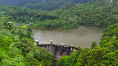 Su barajının ve rezervuar gölünün hava aracı hidroelektrik enerjisi yenilenebilir enerji üretiyor. Sri Lanka.
