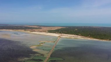 Yol manzarası, adaları birbirine bağlayan bir köprü. Jaffna- Manipay - Karainagar Yolu, Sri Lanka.