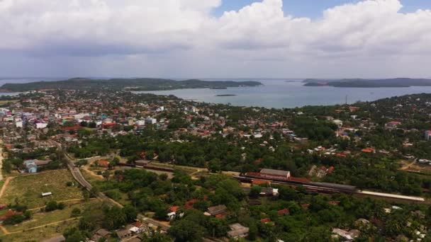 Воздушный Беспилотник Города Тринкомали Прибрежного Курортного Города Мбаппе Вид Пляж — стоковое видео