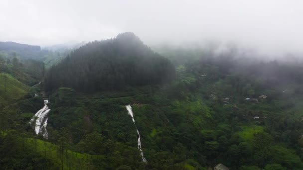 Cascade Entre Montagnes Collines Avec Forêt Diyagalla Ella Falls Sri — Video