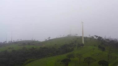 Rüzgâr türbinleri sis ve bulutların arasındaki dağlarda çiftliktir. Yenilenebilir elektrik üretimi için rüzgar türbinleri. Ambewela Rüzgar Gücü, Sri Lanka.