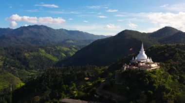 Dağlar ve tepeler arasında Mahamevnawa Budist Manastırı 'nın en iyi manzarası. Dağın tepesindeki tapınak. Bandarawela, Sri Lanka.