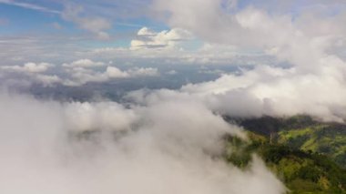 Bulutların arasında orman olan bir dağ sırası. Dağların yamaçlarında hep yeşil bitkiler olur. Sri Lanka, Lipton Koltuğu.