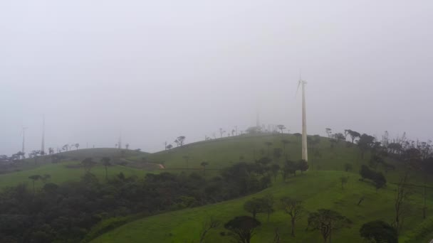 Ветряные Турбины Разводят Горах Туман Облака Ветряные Мельницы Производства Возобновляемой — стоковое видео