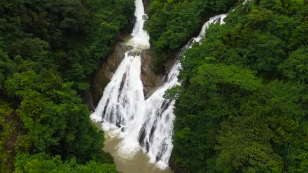 热带森林中的瀑布 斯里兰卡Diyagalla Ella Falls的空中景观 — 图库视频影像