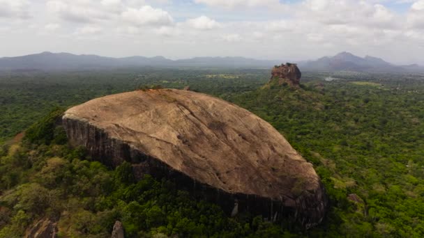 シギリヤ獅子岩とピドゥランガラ岩の景色が美しい風景 — ストック動画