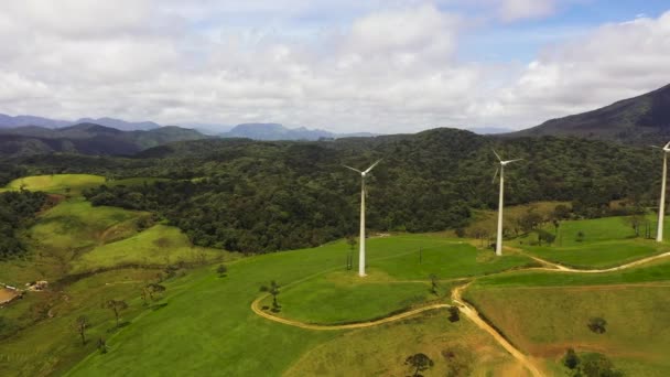 Yeşil Çayırlar Tepeler Arasındaki Rüzgar Türbinlerinin Hava Görüntüsü Rüzgar Santrali — Stok video