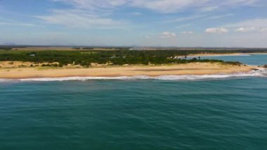 Güzel kumlu sahil ve mavi denizin havadan görünüşü. Viski, Sri Lanka.