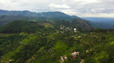 Ella 'nın dağların ve çay evlerinin arasındaki hava manzarası. Sri Lanka.