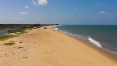 Kumsalın ve turkuaz suyun hava aracı. Sri Lanka. Thaalaadi Sahili. Yaz ve seyahat tatil konsepti.