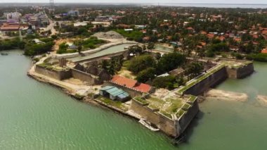 Manar 'ın antik kalesi şehri denizden koruyor. Sri Lanka.