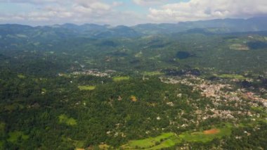 Bir kasaba ve tarım arazisi olan dağ vadisinin havadan görünüşü. Gampola Kasabası, Sri Lanka.
