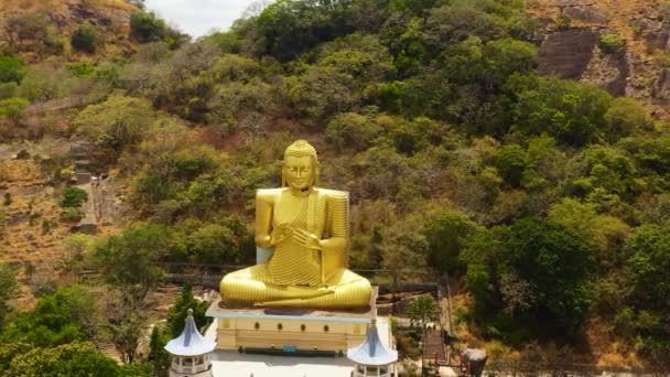 Luchtfoto Drone Van Standbeeld Van Goudene Boeddha Een Berg Boeddhist — Stockvideo