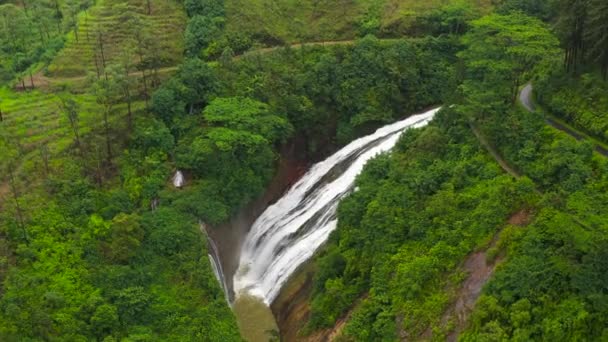 Diyagalla Ella Falls的空中无人驾驶飞机在一个山谷里 斯里兰卡 热带森林的瀑布 — 图库视频影像