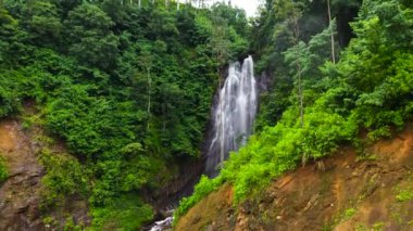 Yeşil ormandaki Mohini Şelalesi 'nin havadan görünüşü. Tropik dağ ormanlarında şelale. Sri Pada, Sri Lanka.