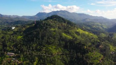 Ella 'nın havadan görünüşü çay tarlaları ve tarım arazileri olan yeşil tepelerle çevrilidir. Sri Lanka.