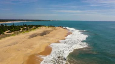 Tropikal kumlu ve mavi okyanuslu Seascape 'nin hava aracı. Viski, Sri Lanka.