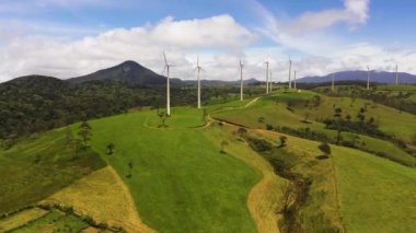 Dağlık bir vilayetteki tepeler arasındaki Rüzgar Türbini Güç Jeneratörleri 'nin hava görüntüsü. Alternatif Yenilenebilir Enerji. Ambewela, Sri Lanka.
