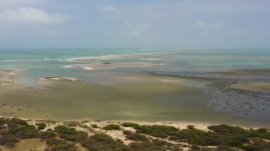 Adams Köprüsü sürü zinciri, Mannar adaları arasında, Sri Lanka 'nın kuzeybatısında, ve Rameswaram, Hindistan' ın güneydoğu kıyısında..