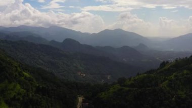 Dağ manzarası: Dağlık yamaçlar yağmur ormanları ve orman manzarasıyla kaplı. Sri Lanka.