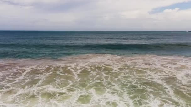 Flygfoto Över Ocean Surf Med Stora Vågor Mot Bakgrund Blå — Stockvideo