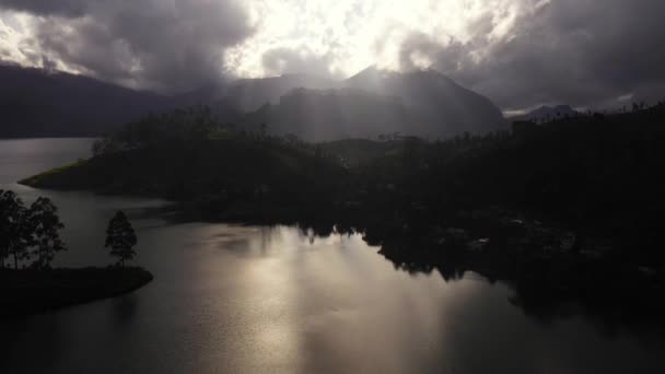 Jezioro Górach Wśród Wzgórz Plantacji Herbaty Podczas Zachodu Słońca Maskeliya — Wideo stockowe