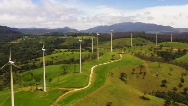 再生可能エネルギー生産のための風車のグループの空中ビュー 風力発電所について スリランカ アムベーラ — ストック動画