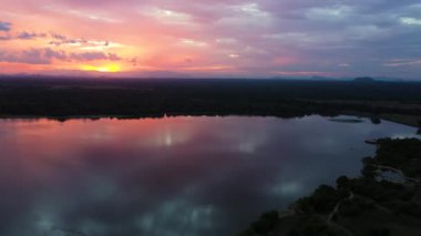 Sri Lanka Ulusal Parkı 'ndaki Sunset' in hava manzarası. Panama Wewa Gölü, Arugam Körfezi.