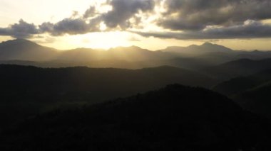 Gün batımında dağların ve yeşil tepelerin havadan görünüşü. Sri Lanka.