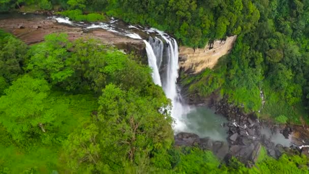 Πάνω Άποψη Του Όμορφου Καταρράκτη Στο Καταπράσινο Δάσος Laxapana Falls — Αρχείο Βίντεο