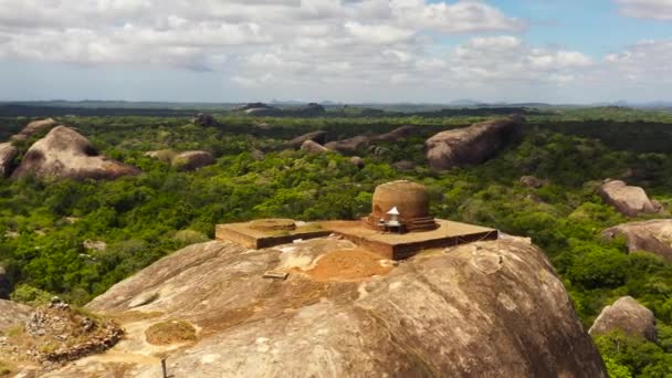 Drone Aéreo Mosteiro Kudumbigala Complexo Floresta Tropical Fundo Céu Azul — Vídeo de Stock