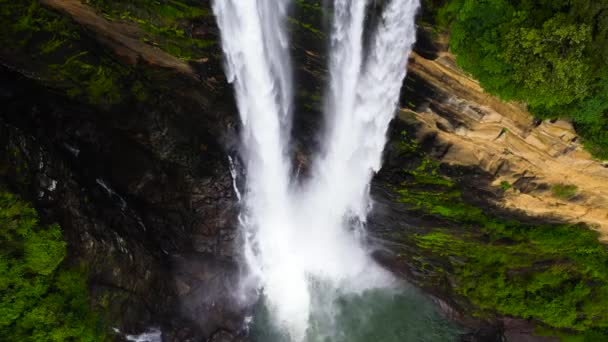 热带山区丛林中的瀑布空中无人侦察机 斯里兰卡拉克萨帕纳瀑布 — 图库视频影像