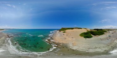 Balıkçı tekneleri ve mavi denizi olan bir sahil. Paoay Sand Dunes, Ilocos Norte, Filipinler. VR 360.