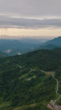Yeşil ormanlı dağların ve tarlaların havadan görünüşü. Borneo, Sabah, Malezya.