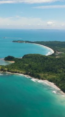 Temiz su ve deniz sörfü olan güzel kumlu bir sahil. Borneo, Malezya.