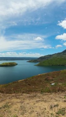Dağlar ve volkanlar arasında güzel bir göl. Toba Gölü ve Samosir Adası. Sumatra, Endonezya.